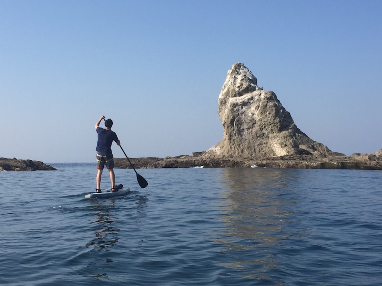 湘南ビーチから見える烏帽子岩にsupで上陸しました ピストバイク Sup 専門ショップ Favus ファバス